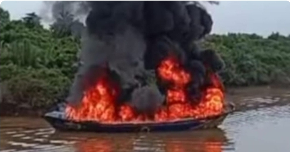 Kapal Diduga Bawa Minyak Mentah Terbakar di Sungai Dawas 