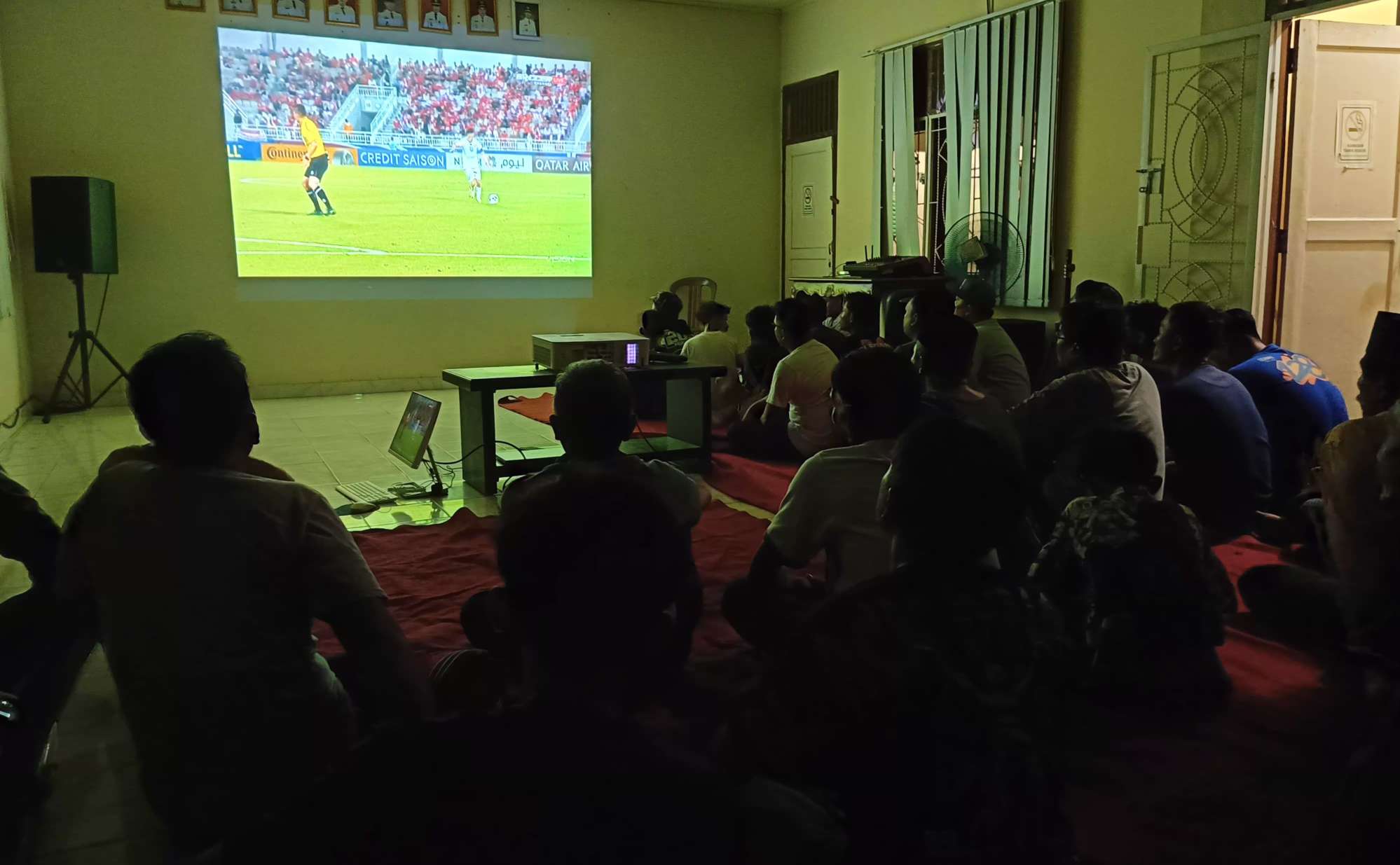 Hujan Petir, Peserta Nobar di Plakat Tinggi Pindah ke Ruang Aula Kantor Camat