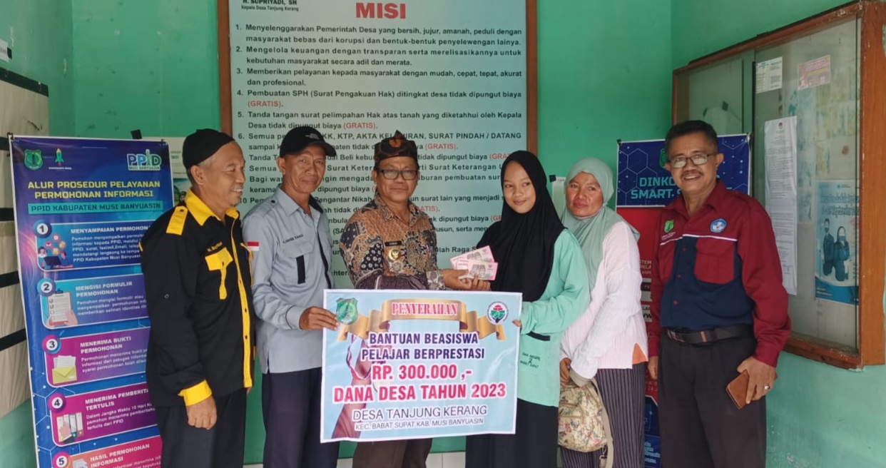 Keren! Pemdes Tanjung Kerang Beri Beasiswa Kepada Puluhan Siswa Berprestasi