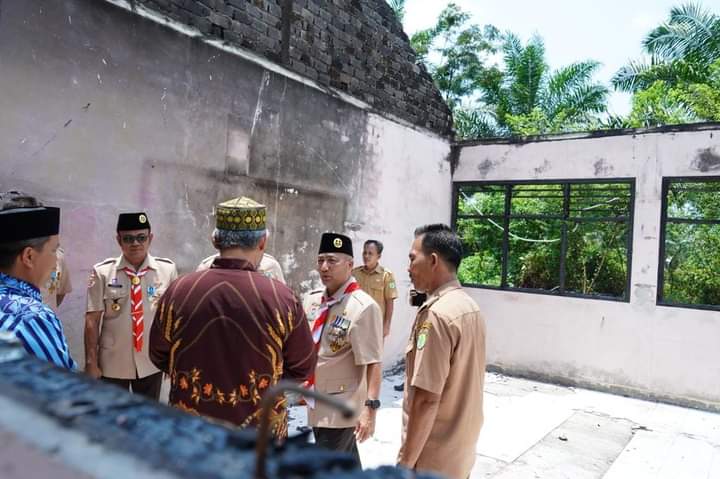 Pj Bupati Apriyadi Beri Bantuan MI dan MTs Diniyatul Islamiyah Desa Kemang, Ingatkan Warga Bahaya Kebakaran Sa