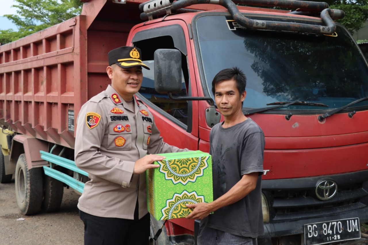 Ringankan Beban Masyarakat, Kapolres Bagikan Paket Sembako