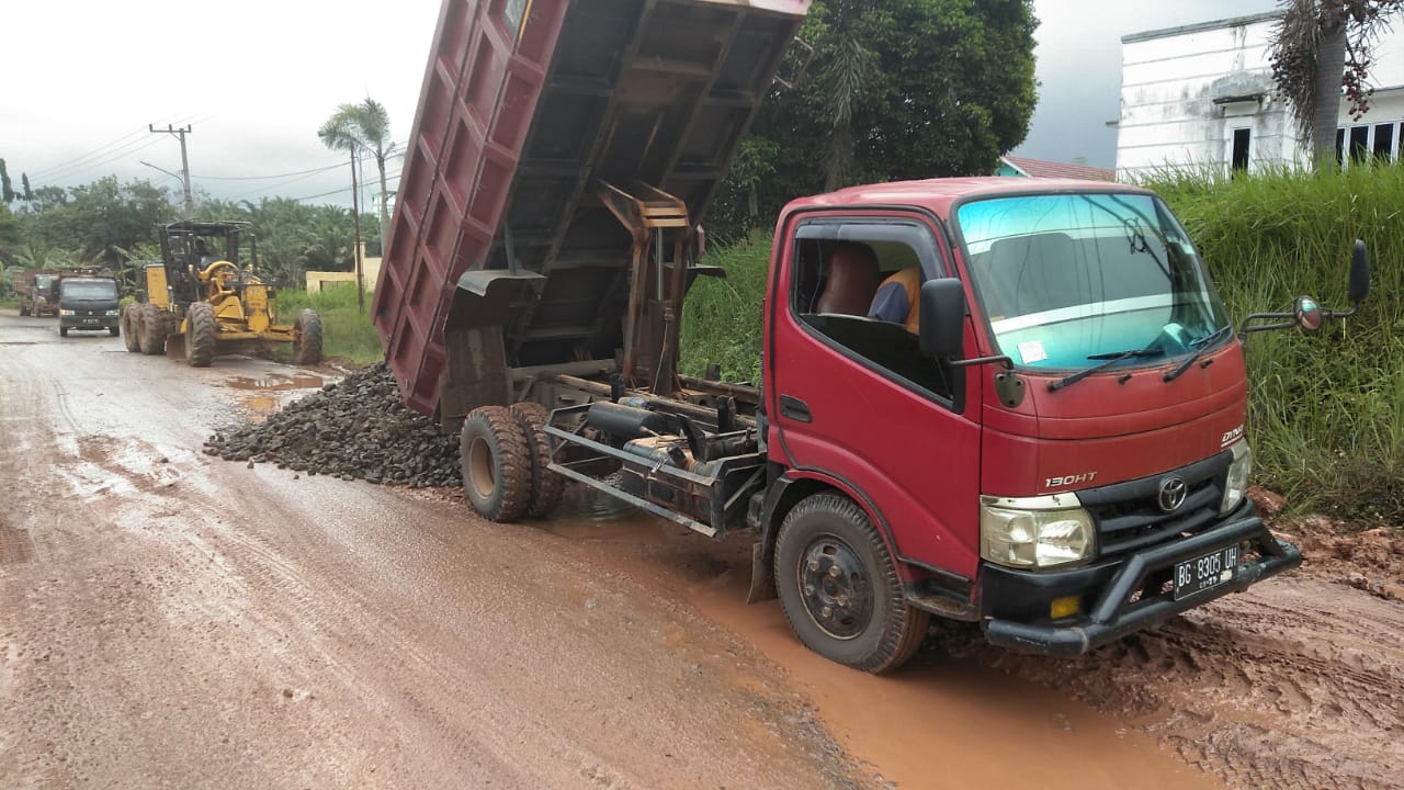 Dua Jalan Antar Kecamatan di Musi Banyuasin di Perbaiki, Bupati Himbau Pihak Perusahaan Jangan Acuh