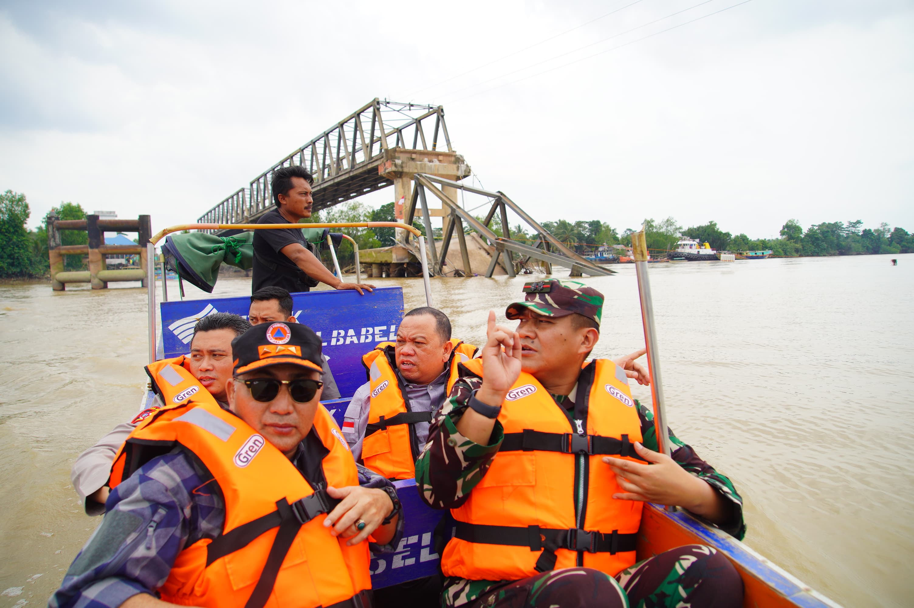 Tinjau Kondisi Jembatan P6 Kecamatan Lalan, Pj Bupati Imbau Perusahaan Segera Perbaiki Jembatan 