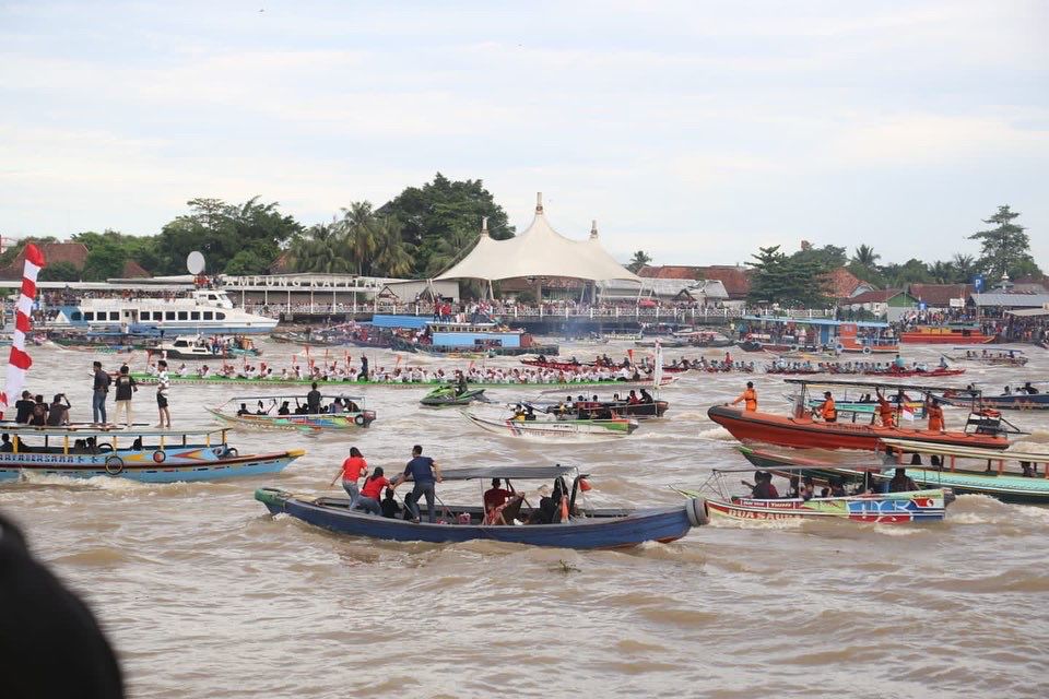 Lomba  Perahu Bidar Tadisional dan Perahu Hias  Memperebutakan Piala Gubernur  Berhasil Sedot Ribuan Penonton