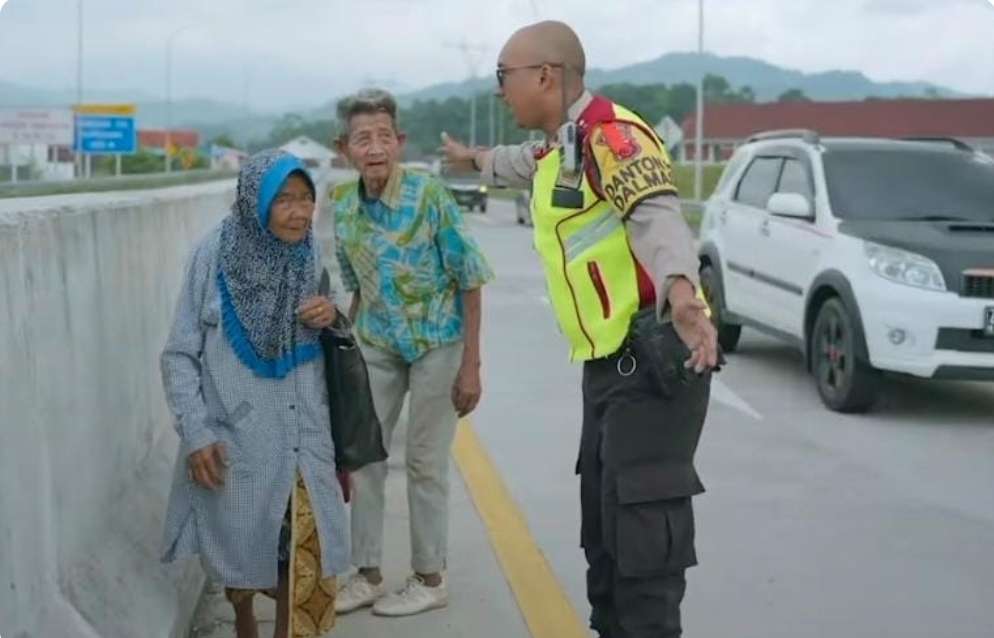 Inilah Identitas Lansia Yang Berjalan Terlusuri Tol, Demi Temui Cucu