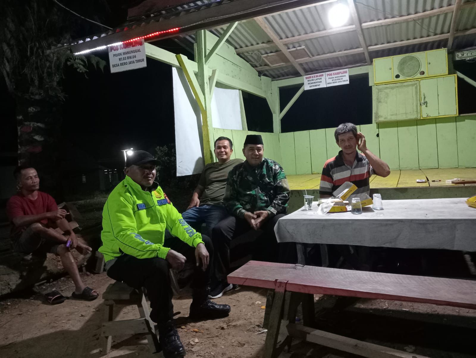 Bhabinkamtibmas Ajak Warga Bero Jaya Timur Perkuat Siskamling demi Lingkungan Aman