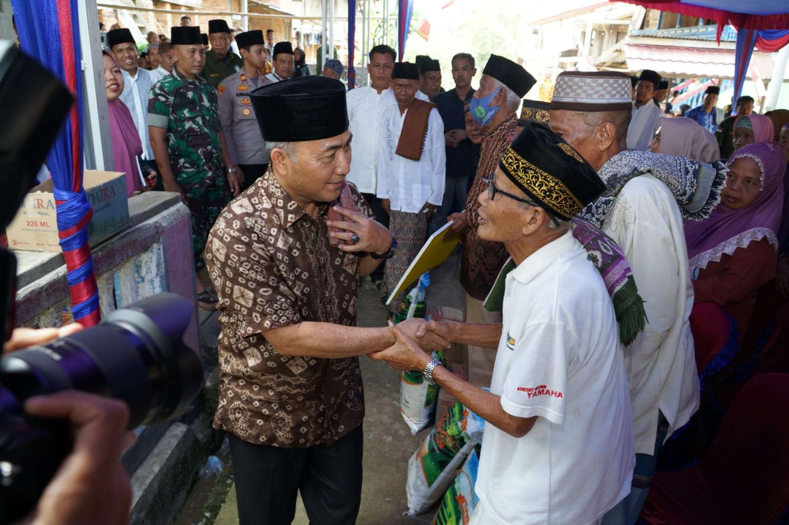 Safari Jumat di Sukalali, Pj Bupati Apriyadi Ajak Masyarakat Jaga Kekompakan