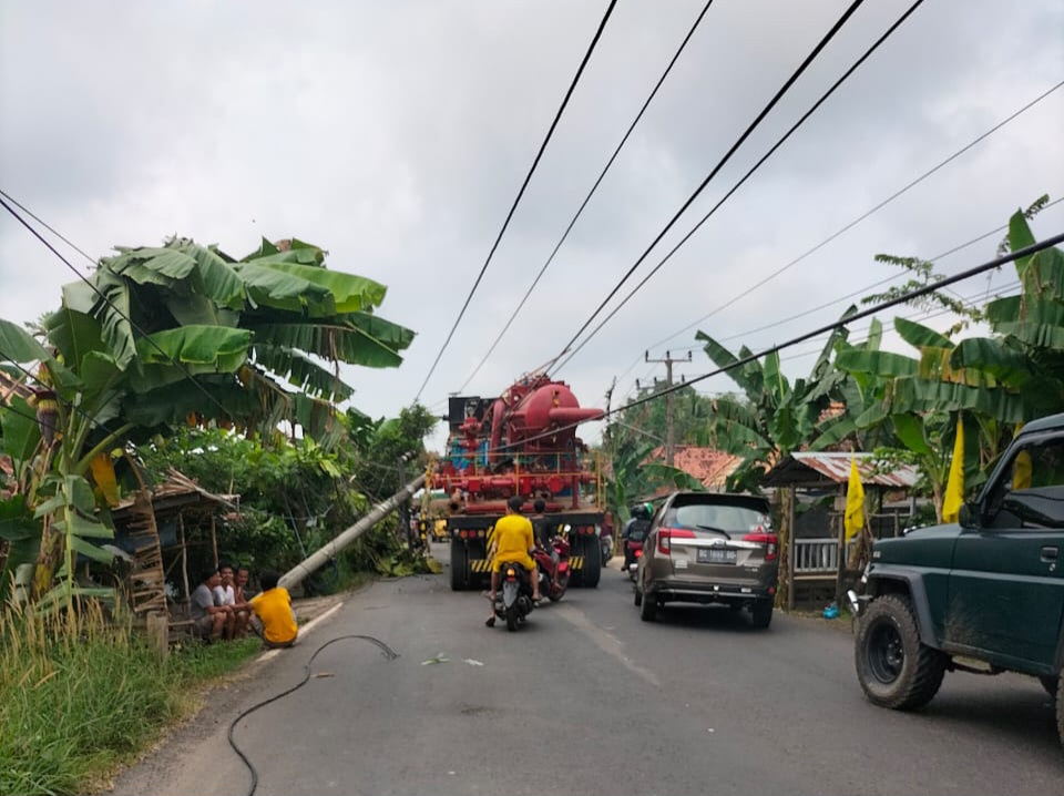Jalan Sekayu Betung di Desa Epil Macet Panjang, Akibat Tiang Listrik Patah 