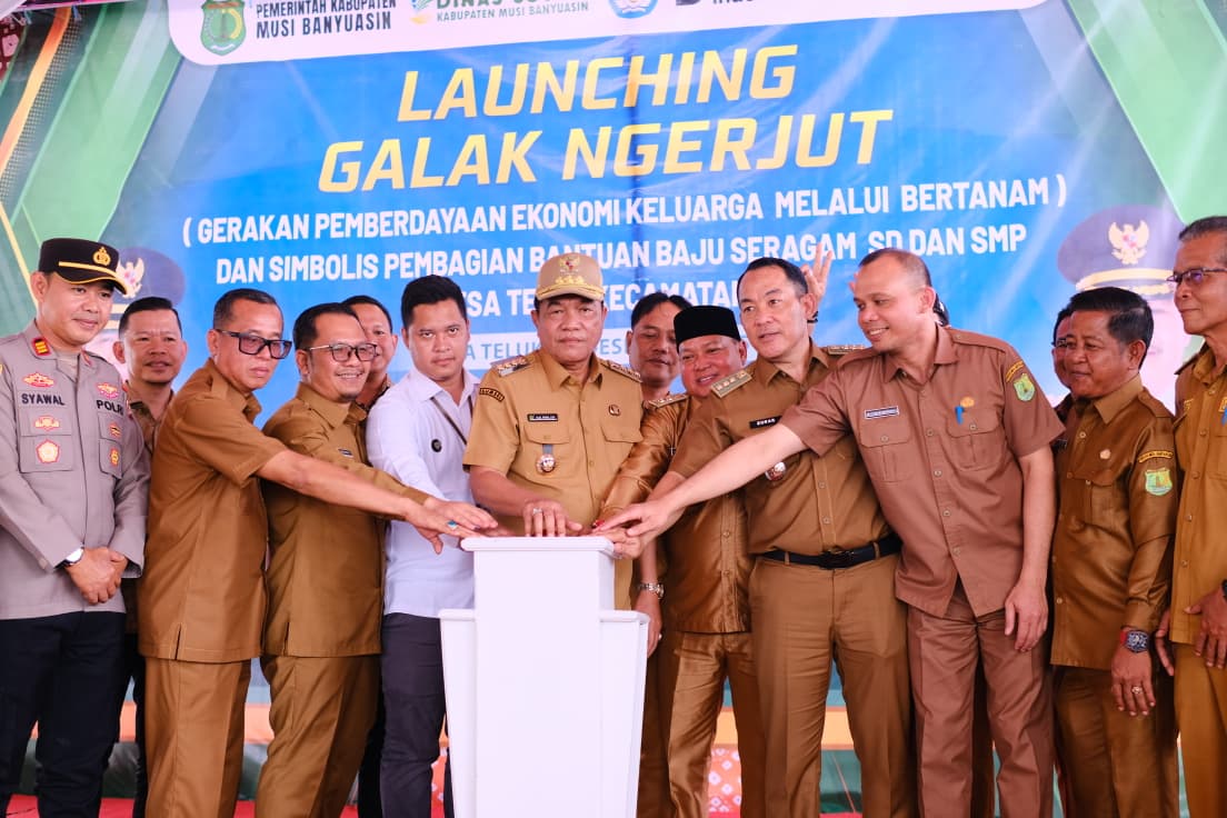 Bupati Muba Hadir di Desa Teluk, Luncurkan Gerakan 'Galak Ngerjut' dan Serahkan Seragam Gratis untuk Pelajar L