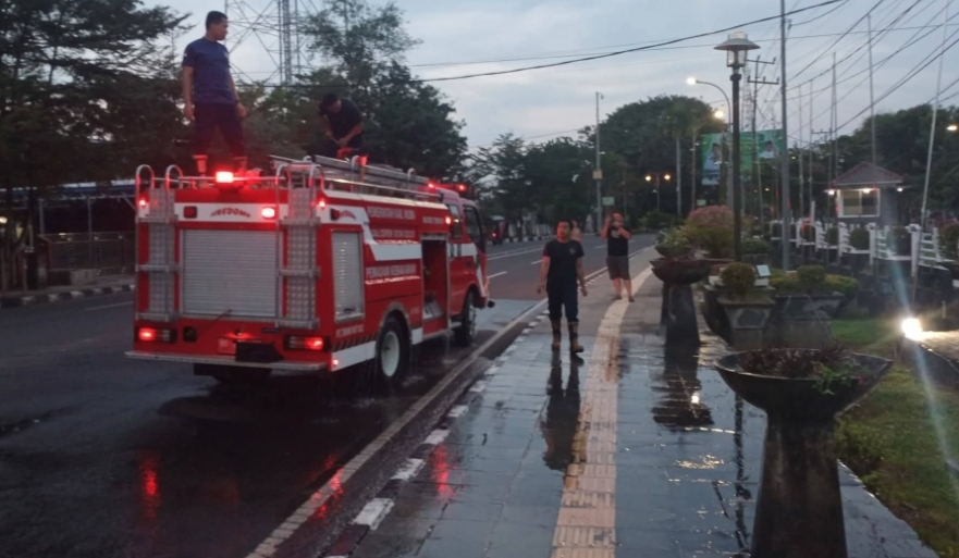 Respons 2 Menit, Damkar Sekayu Padamkan Kebakaran Taman Depan Kantor Pemkab Muba
