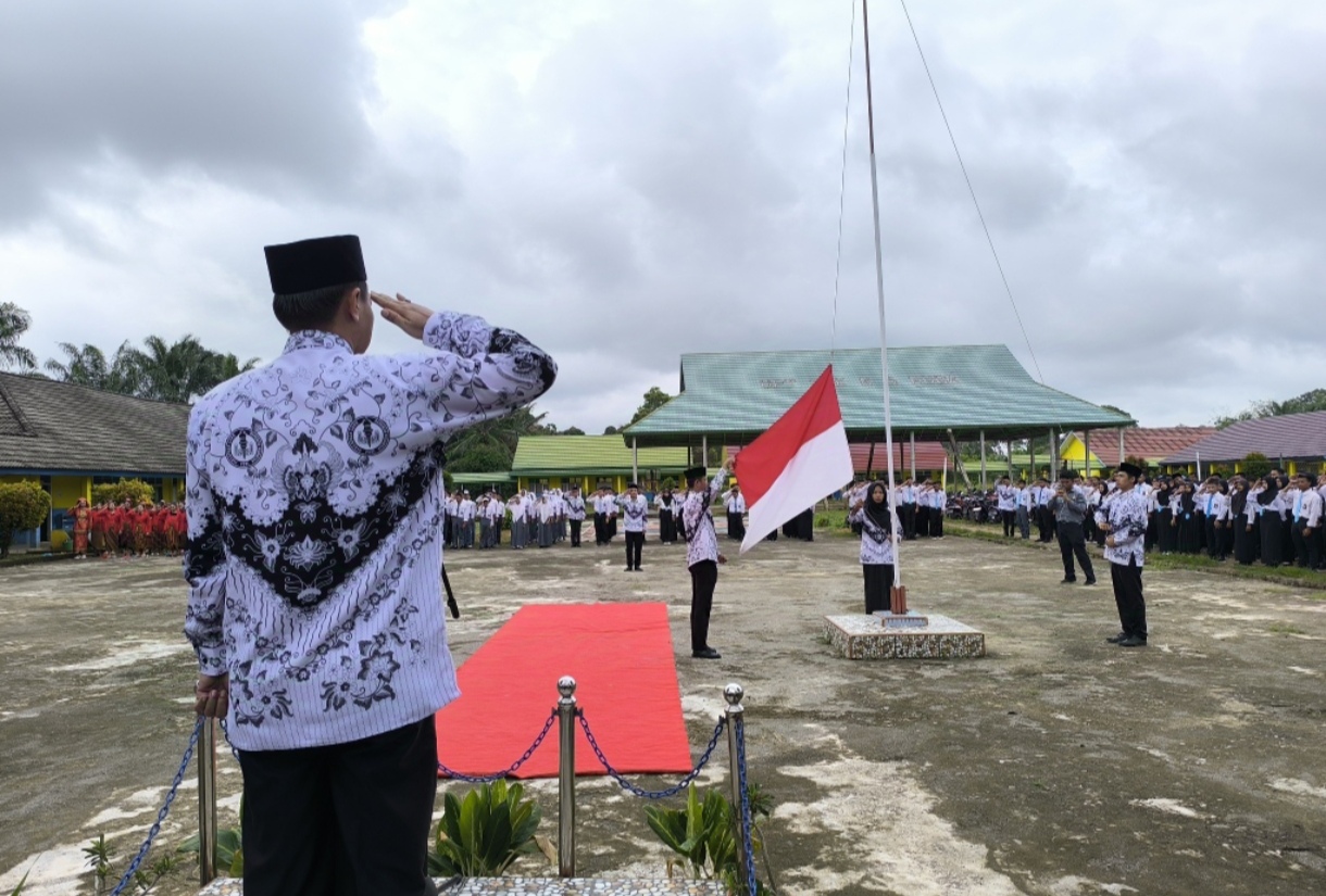 Upacara HUT PGRI ke-79 dan HGN 2024 di Sanga Desa Berlangsung Khidmat