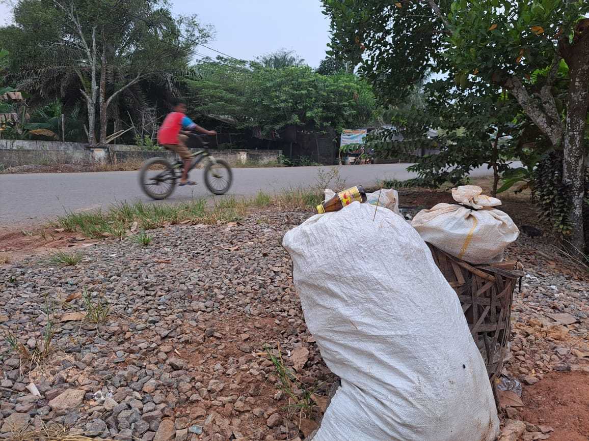 Sampah Tak Pernah Diambil Petugas Kebersihan Sungai Lilin, Warga Mengeluh