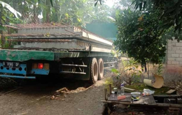 Truk Trailer 20 Ton Nyasar sehingga Menyebabkan Kerusakan Fasilitas Umum 