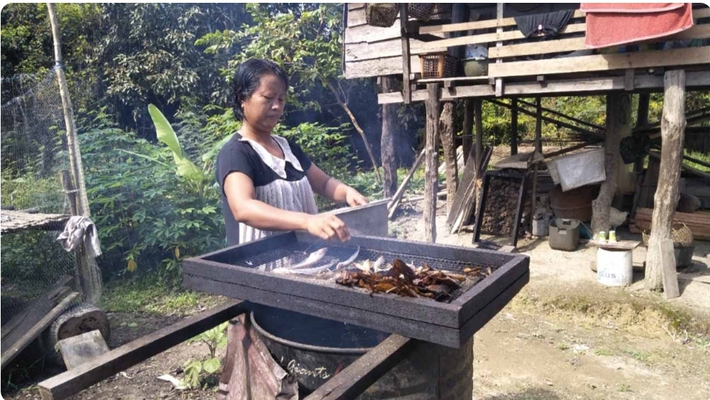 Tangkapan Ikan Berkurang, Produksi Ikan Salai di Sanga Desa Menurun