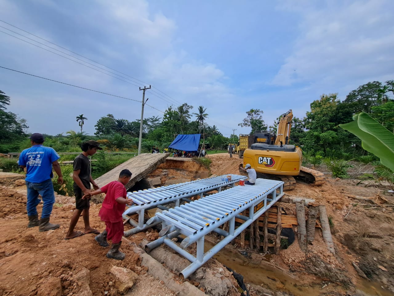 Jembatan Ambruk Belum Ada Perhatian, Warga Mulyo Rejo Buat Jembatan Sendiri