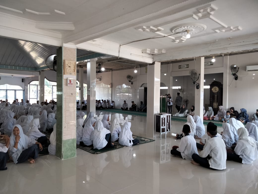 Pesantren Ramadhan SMP Negeri 3 Sanga Desa, Kajian Islam - Berbagi Pada Kaum Dhuafa