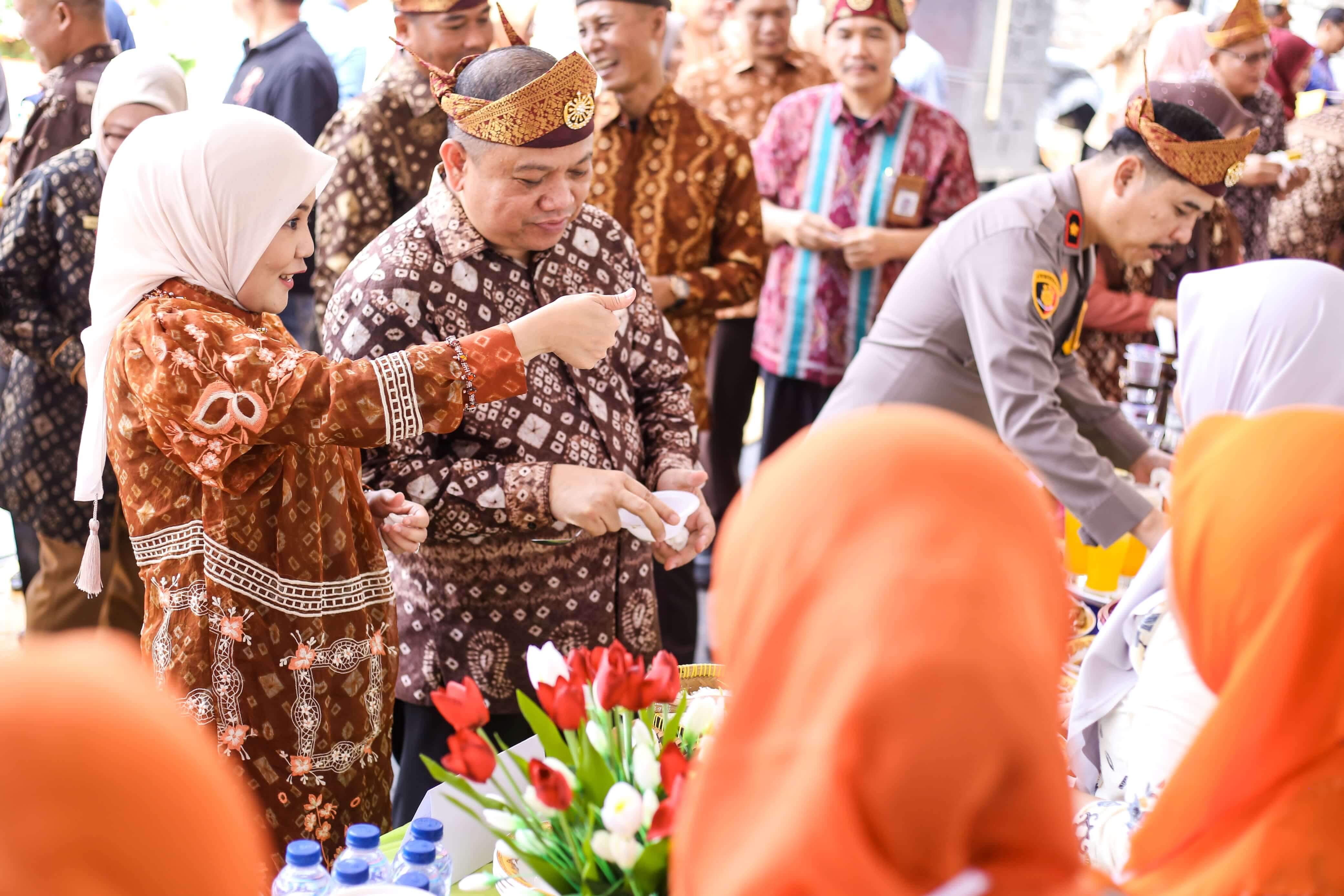 Antusias Ibu-Ibu Sajikan Cita Rasa Pindang Salai di Festival Randik 2024