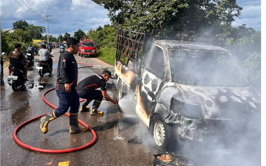 Mobil Terbakar di Babat Toman, Damkar Muba Bergerak Cepat Amankan Lokasi