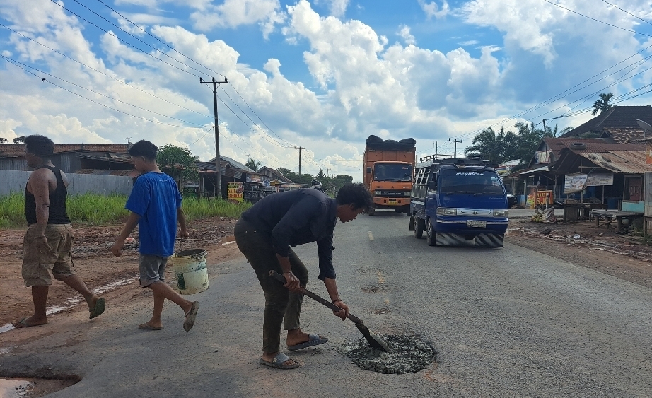 Warga Perbaiki Jalan Rusak Jalintim Palembang–Jambi di Sungaii Lilin, Demi Keselamatan Pengendara