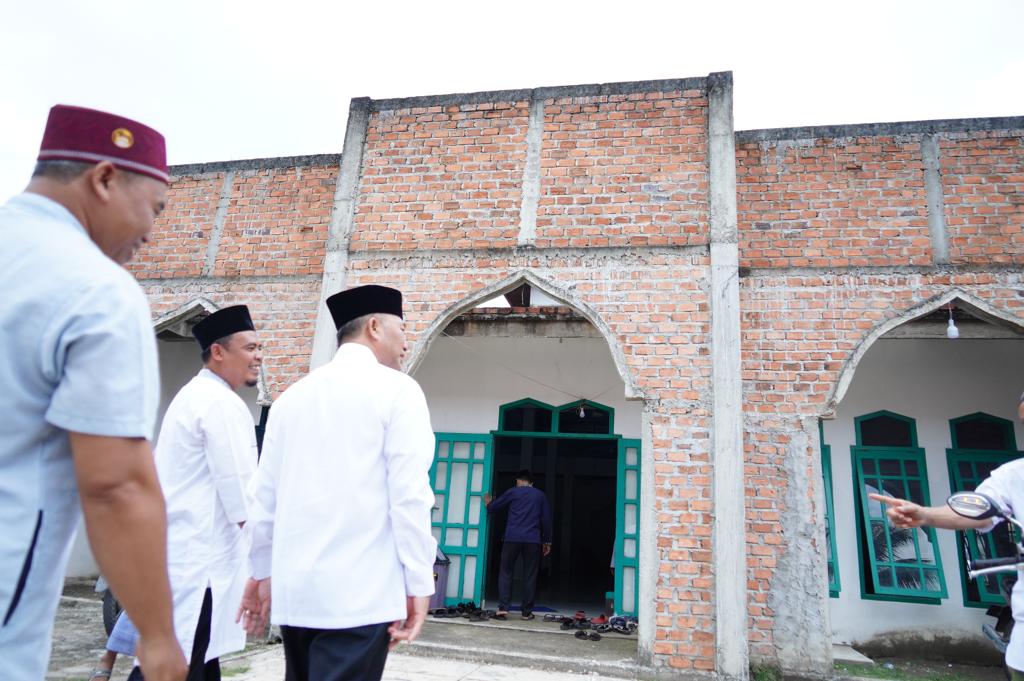 Safari Jumat, Pj Bupati Muba Bantu Pembangunan Masjid An-Nur Desa Suka Damai Plakat Tinggi