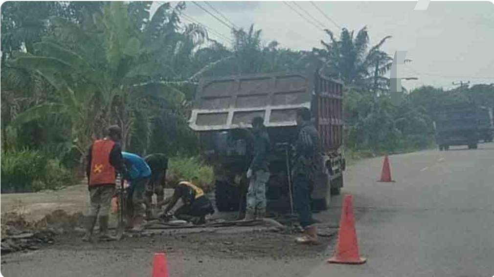 Jalinteng Rusak Dampak Banjir di Sanga Desa Mulai di Perbaiki, Pengendara Sambut Gembira