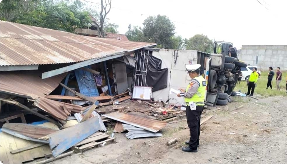 Truk Colt Diesel Terguling di Jalintim Muba, Rumah Warga Rata dengan Tanah