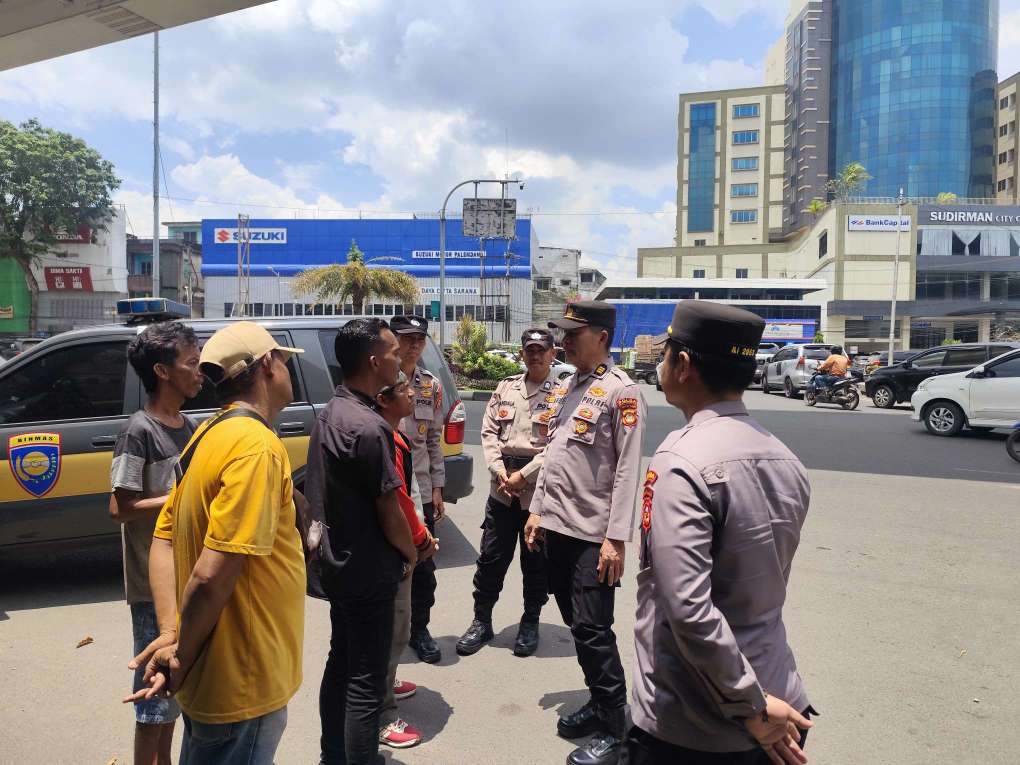 Polda Sumsel Edukasi Keamanan di Pasar Cinde dan Megahria Jelang Lebaran