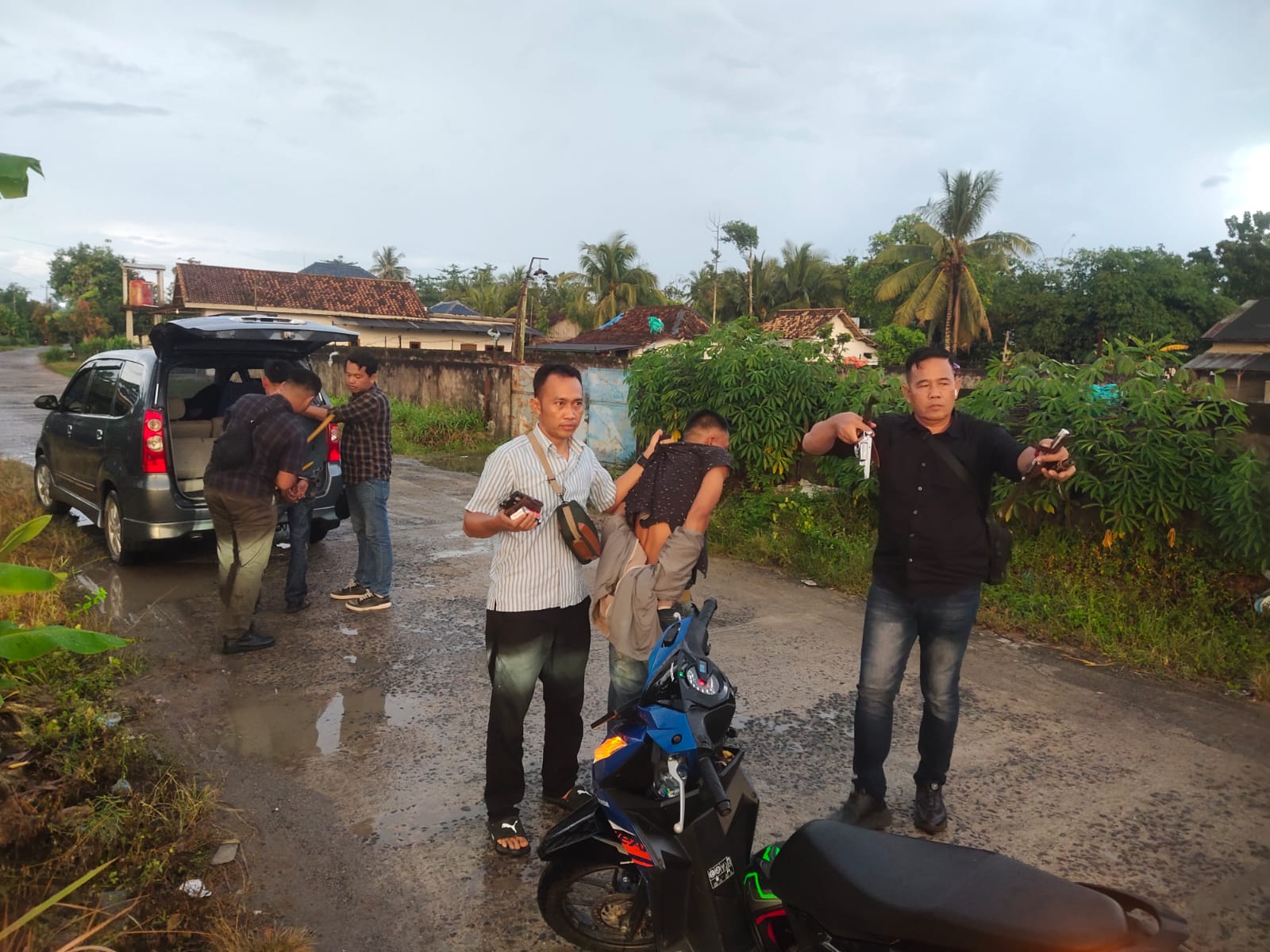 Patroli Sore, Polisi di OKU Timur Amankan Dua Pria Bawa Senpi dan Alat Curanmor