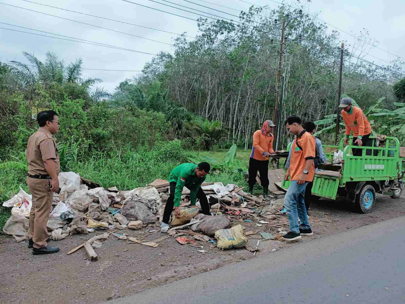 Temukan Sampah Menumpuk di Jalintim, Masyarakat Diajak Buang Sampah Langsung ke TPA