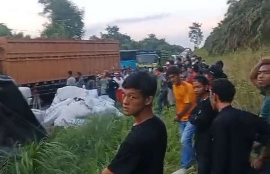 Truk Fuso Terbalik di Jalintim Palembang–Jambi, Kembali Picu Kemacetan Panjang