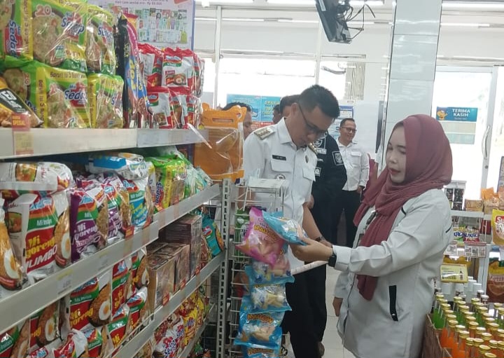 Jelang Hari Besar Keagamaan, Kecamatan Sungai Lilin Sidak Parsel di Minimarket dan Toko Sembako