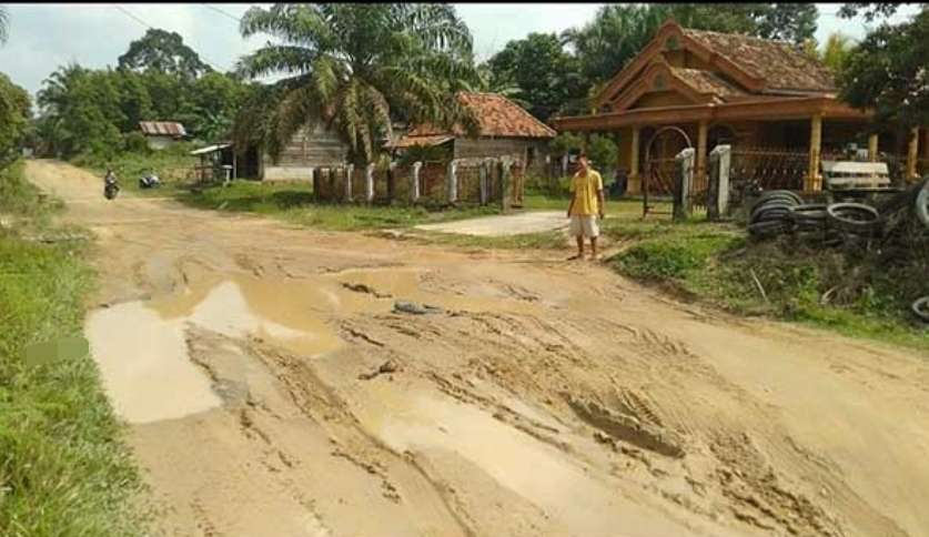 Jalan Desa Dawas, Puluhan Tahun Tak Tersentuh Pembenahan