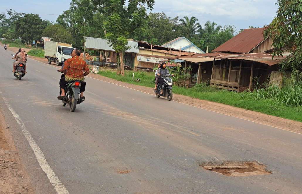 Tidak Jauh dari Mess Karyawan PU, Terdapat Lobang Bahayakan Pengendara di Ruas Jalintim Palembang-Jambi