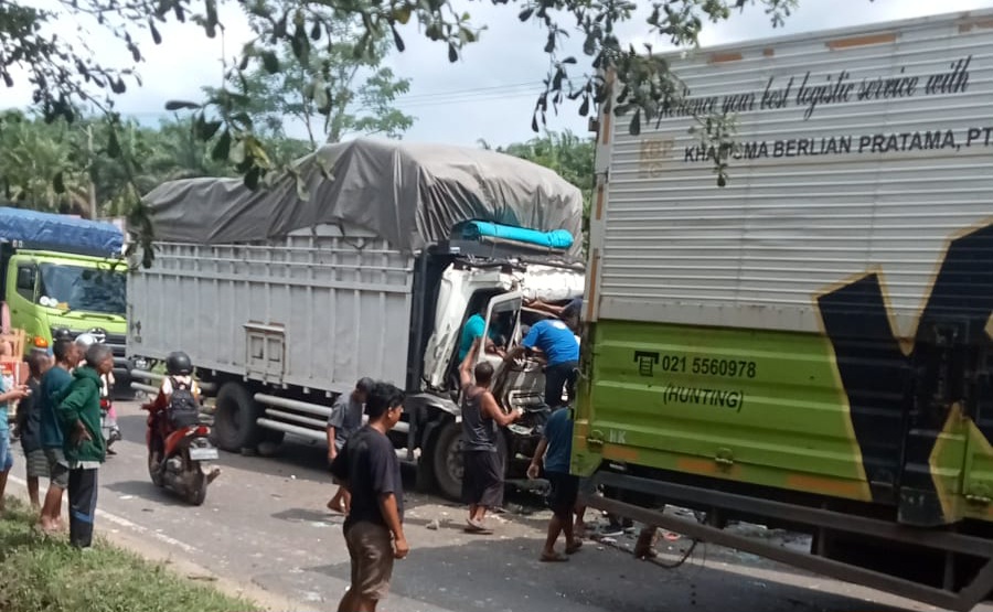 Truk Hino Tabrak Tronton Mogok di Jalan Lintas Sumatera, Sungai Lilin Macet Panjang