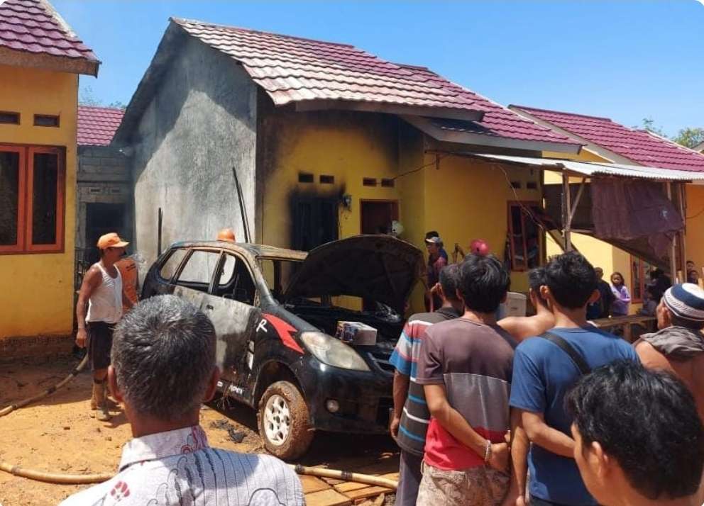 Kebakaran Sebuah Rumah di Komplek Perumahan di Betung, Api Berasal Dari Meteran Listrik, Satu Mobil Terbakar