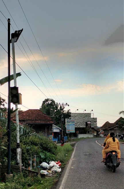 Di Sanga Desa,  Panel Surya Rusak, Lampu Tidak Menyala 