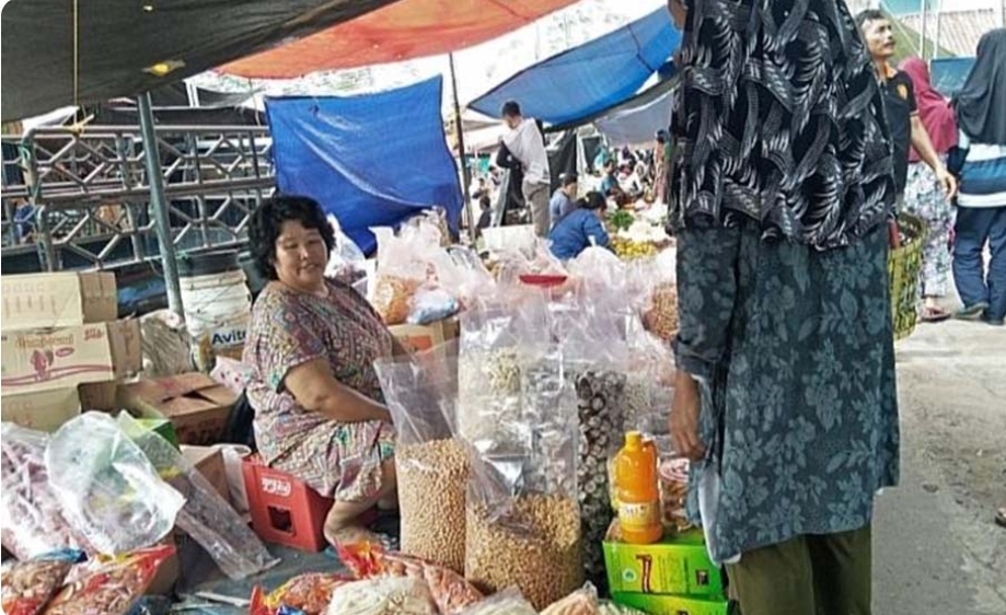 Pedagang Kue Ramaikan Pasar Kalangan di Sanga Desa, Jelang Lebaran Idul Adha