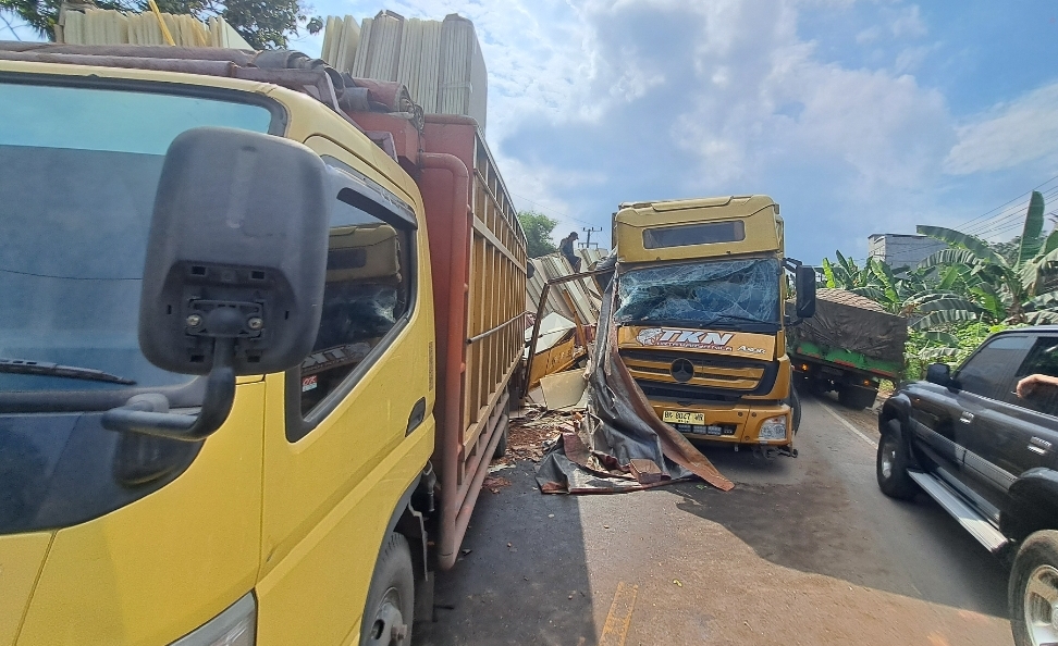 Fuso Box Tabrak Truk, Jalintim Macet Panjang