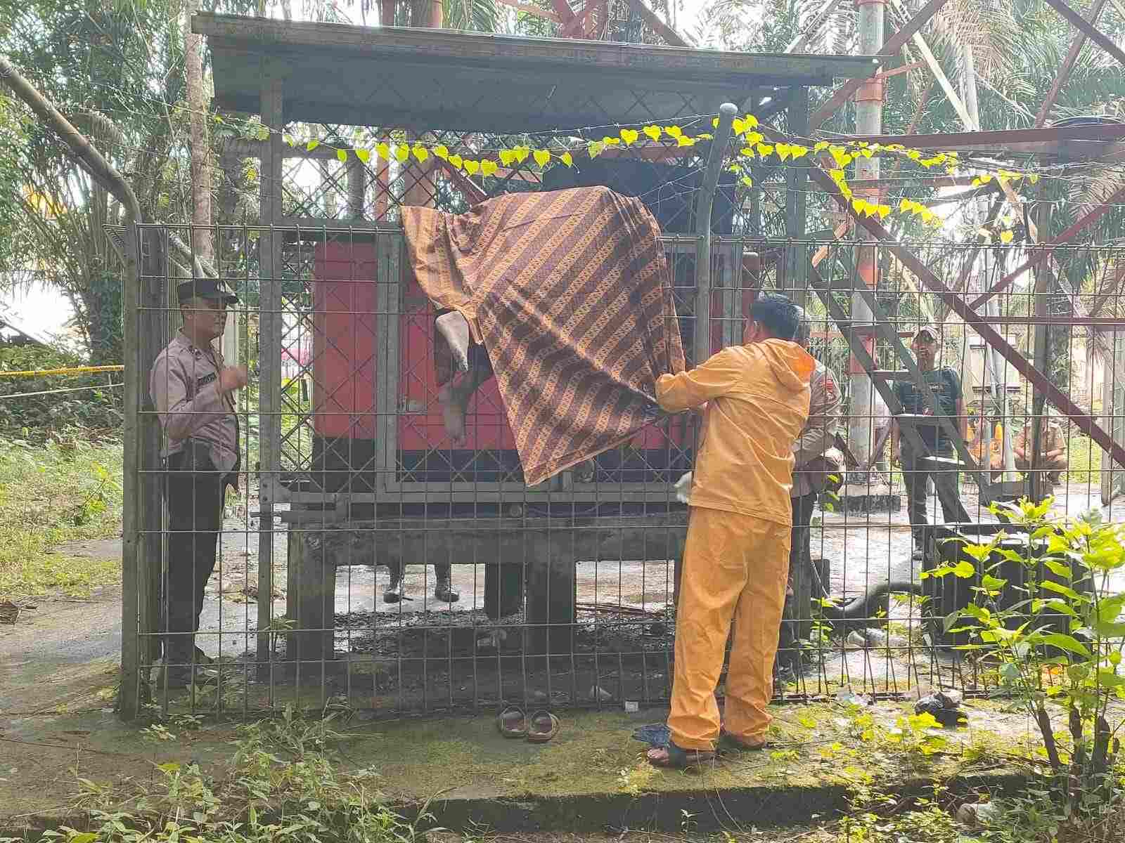  Pria Tersangkut Pagar Tower BTS Meninggal Diduga Tersengat Listrik, Dilokasi Ditemukan Gergaji Besi & Jerigen