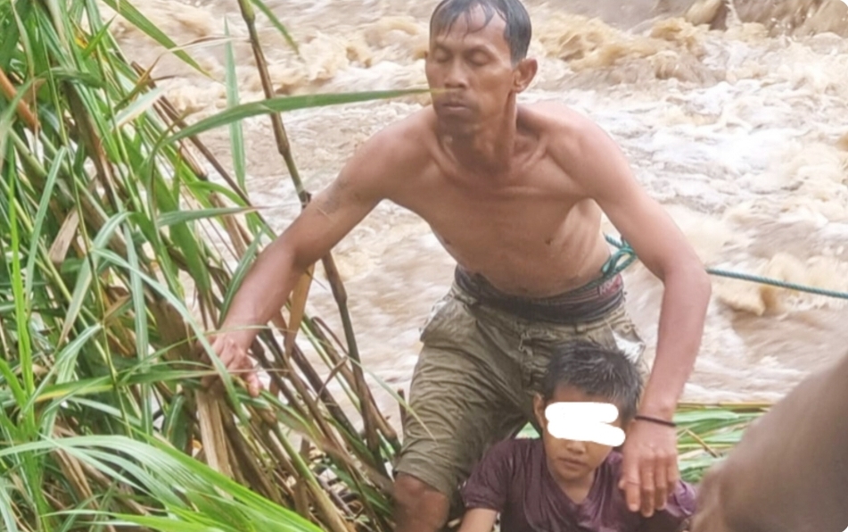3 Bocah di Muara Enim Dihantam Banjir Bandang Sungai Meo, Begini Nasibnya