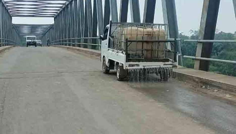 Kurangi Debu, Jembatan Muara Rawas Rutin Disiram Air