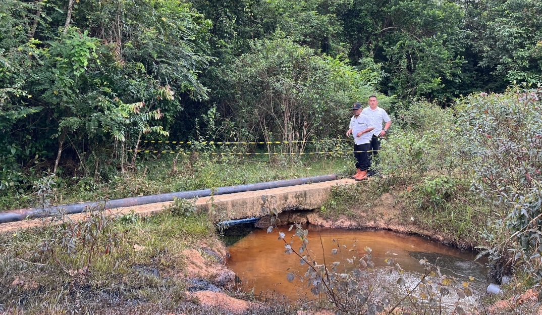 Sepanjang 8 Km Aliran Sungai di Desa Sungai Duo Tercemar Minyak Mwntah, Warga Kesulitan Air Bersih