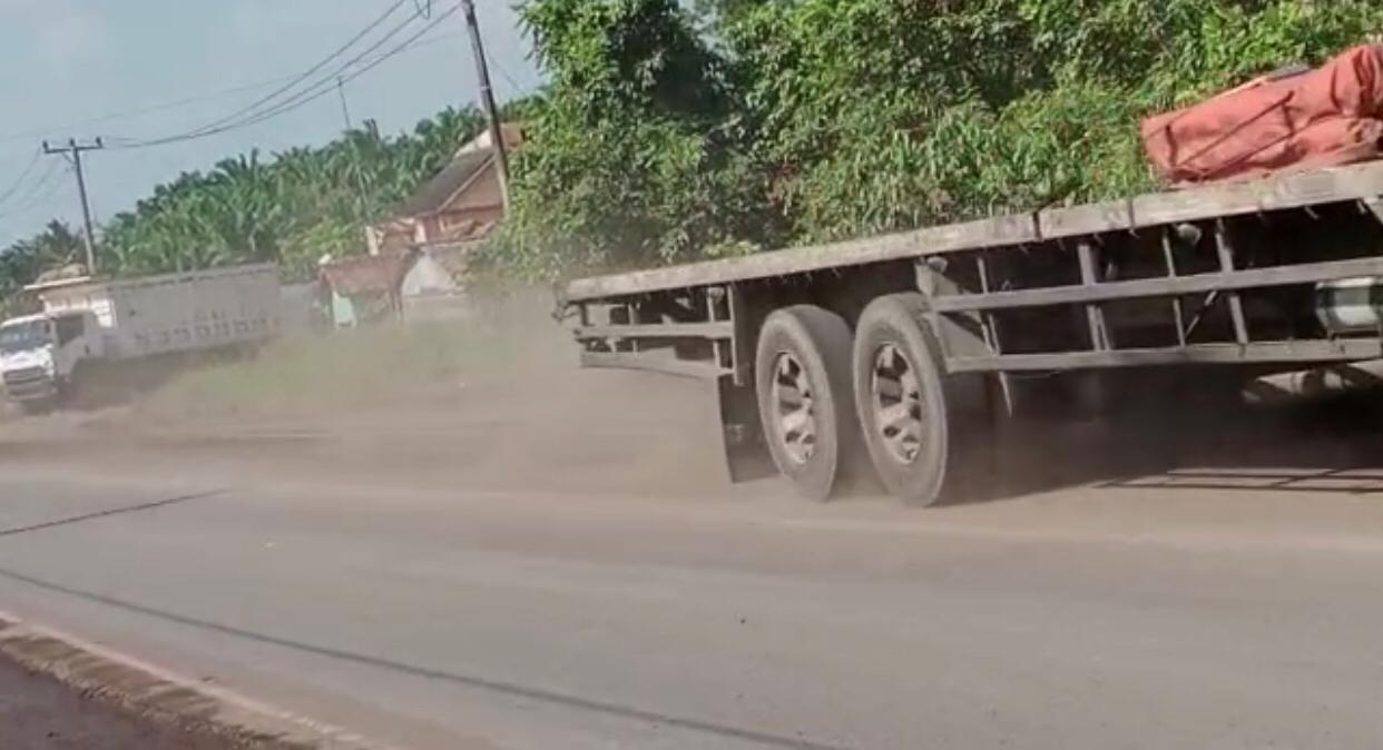 Warga Rimba Rakit, Desa Sukamaju Babat Supat Keluhkan Angkutan Batubara PT Baturona, Ini Dampak Yang Dirasakan