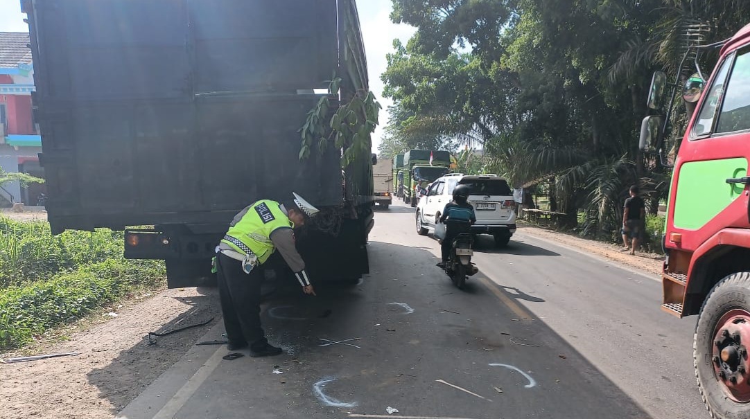 Minibus Seruduk Fuso Parkir di Jalintim, Bapak Anak Alami Luka-Luka