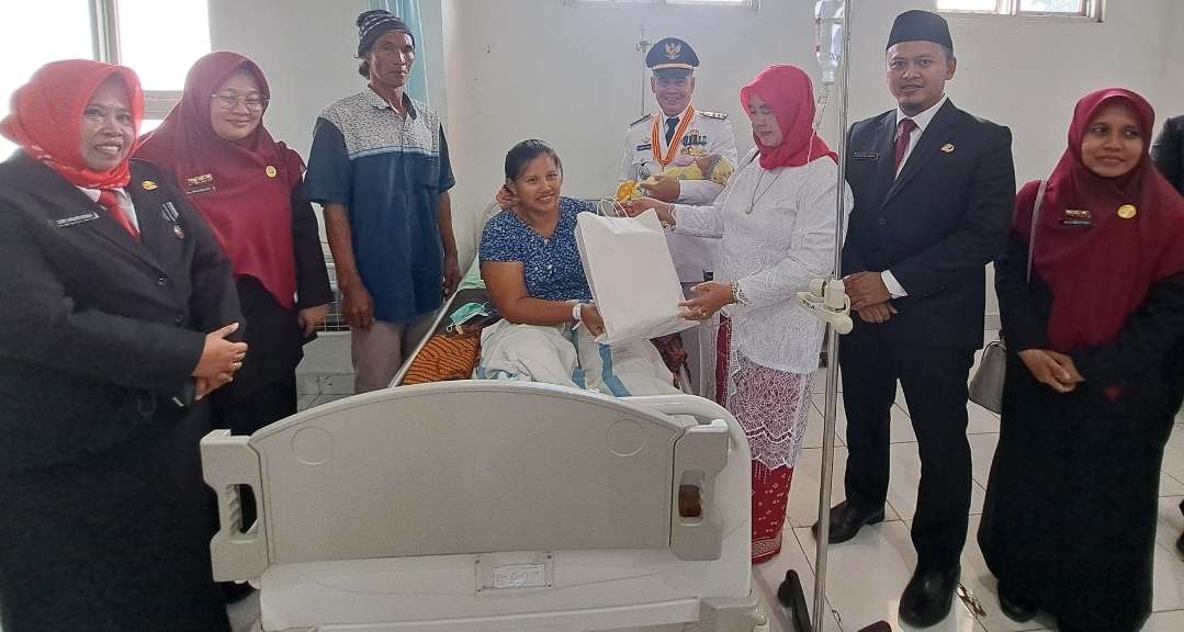 Bayi Dari Sukadamai Baru Ini Lahir di Hari Kemerdekaan, Camat dan Manajemen RSUD Sungai Lilin Beri Bingkisan