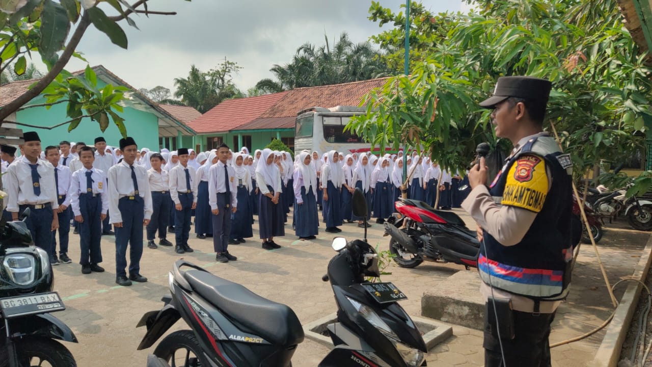 Antisipasi Kasus Bullying, Bhabinkamtibmas Polsek Sandes Lakukan Pembinaan Pada Siswa Sekolah