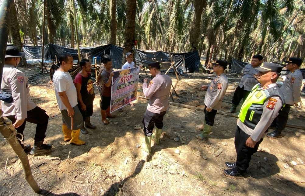 Polsek Keluang Terjun Ke Lapangan, Himbau Pemulik Usaha Ilegal Drilling Menutup Sumur Minyak Secara Mandiri