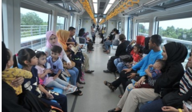 Hari Pertama Tahun 2023, Masyarakat Antri Naik LRT di Palembang