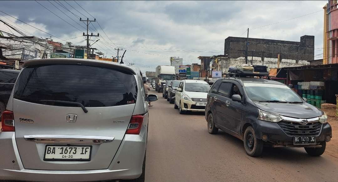 Arus Balik Jalintim Palembang–Jambi Ramai Lancar, Pemudik Padati Rumah Makan Sungai Lilin