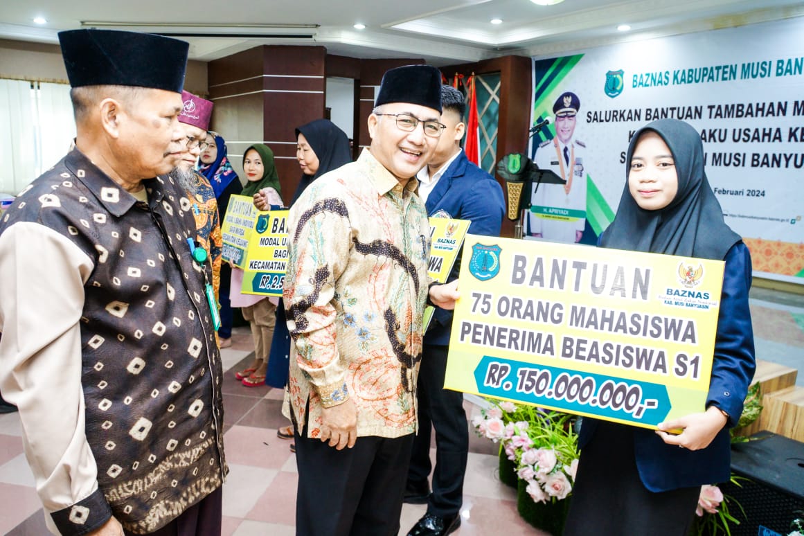 Bersama Baznas Pj Bupati Apriyadi Kembali Salurkan Bantuan, 720 UKM di Muba Dapat Bantuan Modal Usaha